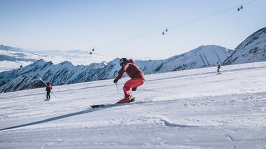 Skier on the slope at Kitzsteinhorn with mountains in the background under sunlight. | © EXPA, Stefanie Oberhauser