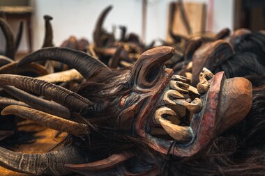 Wooden carved mythological figure with horns and open mouth, likely a Krampus figure. | © Zell am See-Kaprun Tourismus