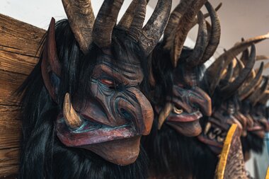 Traditional carved masks with horns, likely for a Nikolaus or Krampus event. | © Zell am See-Kaprun Tourismus