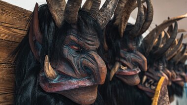 Traditional carved masks with horns, likely for a Nikolaus or Krampus event. | © Zell am See-Kaprun Tourismus