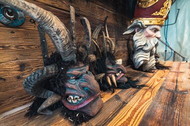 Various artistic masks with horn-like designs, traditionally used for Nikolaus and Krampus celebrations in Austria. | © Zell am See-Kaprun Tourismus