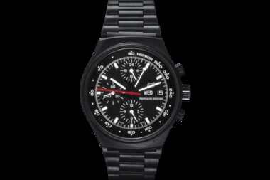 Black men's watch with chronograph function and date display, in stainless steel case and bracelet. | © Studio F. A. Porsche