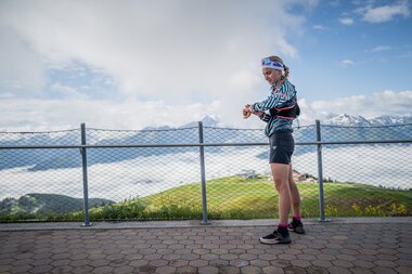 Person appears trail running amidst an Alpine landscape with mountains and sky. | © Suunto Philipp Reiter