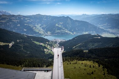 View of mountains, a lake, and the valley from the panoramic platform "Kaiserblick" on a mountain ridge. | © ©Nikolaus Faistauer Photography