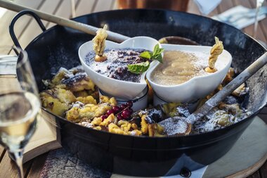 Kaiserschmarrn with plum jam and apple compote served in a pan. | © Schmittenhöhebahn AG