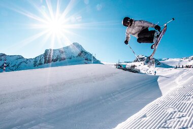 Skier leaping in the snow park under bright sunshine at Kitzsteinhorn | © Kitzsteinhorn