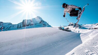 Skier leaping in the snow park under bright sunshine at Kitzsteinhorn | © Kitzsteinhorn