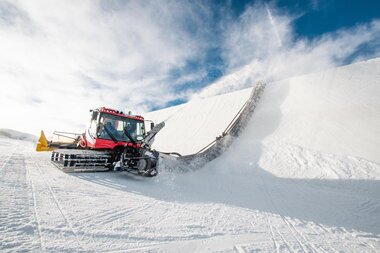 Snow plow clearing snow on a ski slope at Kitzsteinhorn. | © Kitzsteinhorn