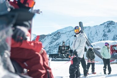 Skiers practicing on the Kitzsteinhorn with snow-covered mountains in the background. | © Kitzsteinhorn
