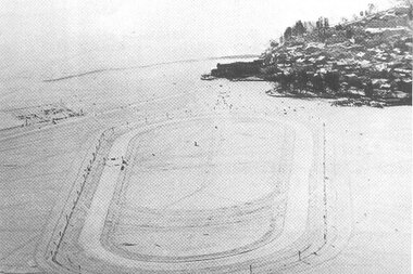 Sketch of an ice rink with an oval track, surrounded by safety fences, near a coastal landscape. | © Zell am See-Kaprun
