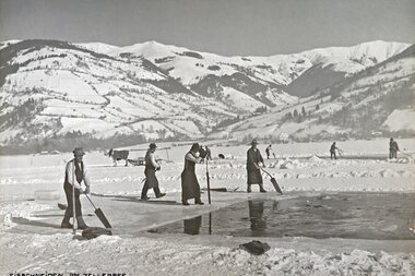 Historical photo of people ice cutting at Zellersee in a snowy mountain landscape. | © Zell am See-Kaprun