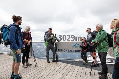 Group of hikers on a viewing platform with a view of the Salzburg Alps, elevation 3029 meters. | © Kitzsteinhorn