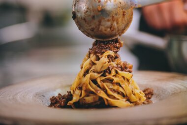 Close-up of freshly prepared pasta with minced meat served on a flat plate. | © Zell am See-Kaprun Tourismus