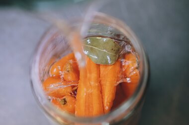 Drink with carrots, celery, and herbs in a glass, viewed from above. | © Zell am See-Kaprun Tourismus