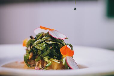 A delicious dish with fresh radishes and vegetables, garnished with a sauce | © Zell am See-Kaprun Tourismus