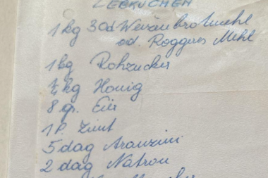 Handwritten gingerbread recipe list on paper with ingredients and quantities. | © Zell am See-Kaprun Tourismus