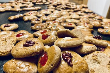 A large number of freshly baked gingerbread and cookies with jam and nuts on a table, ready to serve. | © Zell am See-Kaprun Tourismus
