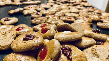 A large number of freshly baked gingerbread and cookies with jam and nuts on a table, ready to serve. | © Zell am See-Kaprun Tourismus
