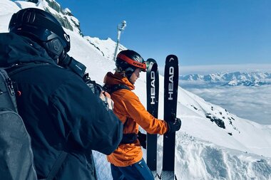 Skier on snow at Kitzsteinhorn, ready for freeride adventure, with snowy mountains and clear blue sky in the background. | © Zell am See-Kaprun Tourismus