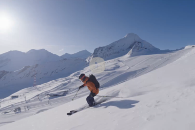 Skier gliding through fresh snow in the Austrian Alps with stunning mountain scenery. | © Zell am See-Kaprun Tourismus