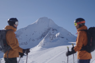 Two skiers with backpacks in front of a snowy mountain backdrop at Kitzsteinhorn. | © Zell am See-Kaprun Tourismus