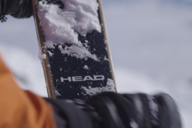 Smartphone in snow with HEAD-KORE logo, perfect for freeride adventures. | © Zell am See-Kaprun Tourismus