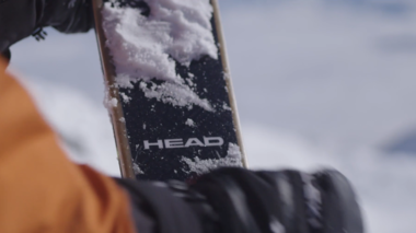 Smartphone in snow with HEAD-KORE logo, perfect for freeride adventures. | © Zell am See-Kaprun Tourismus