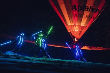 Luminous figures at the Night Glow event with hot air balloons at night in Zell am See 2020. | © EXPA JFK