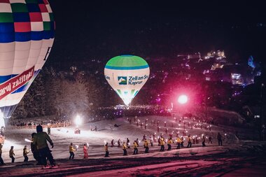 Night of the Balloons in Zell am See with illuminated hot air balloons at night | © EXPA JFK