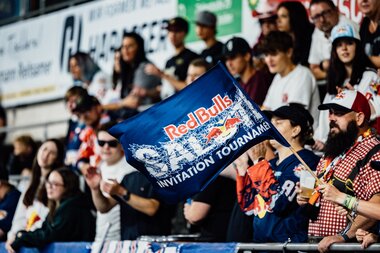 Eishockey in der Bergstadt Zell am See | © EC Red Bull Salzburg/Gintare Karpaviciute