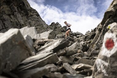 Adventurers climbing in a rocky mountain landscape with a cloudy sky. | © Markus Fruehmann | lefti.at