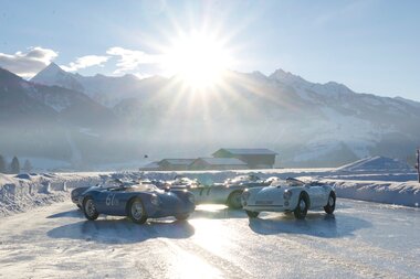 Ice race with vintage racing cars on a mirrored ice track surrounded by snow-covered mountains under the sunshine. | © GP ICE RACE, Malte Dressel