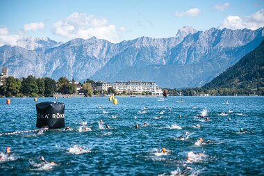 Swimmers start at the IRONMAN 70.3 Zell am See-Kaprun with a view of the mountains and lake. | © Zell am See-Kaprun, JOE