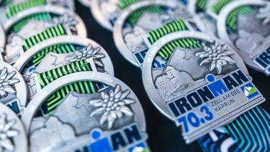 Medal for IRONMAN 70.3 Zell am See-Kaprun 2025 featuring lake and mountain designs. | © Zell am See-Kaprun, JOE