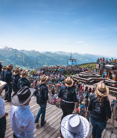 Insane view while line dancing | © Zell am See-Kaprun Tourismus