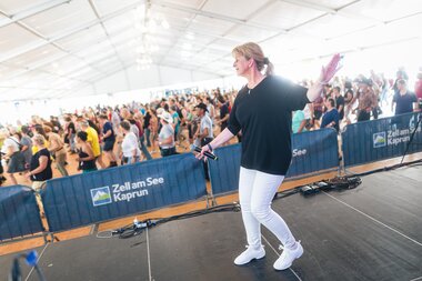 Dancing at the Line Dance AlpFestival 2025, participants in a large tent on day 2. | © Zell am See-Kaprun, JOE