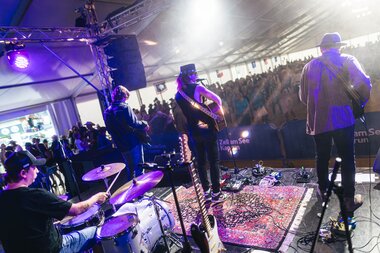 Live music at the Line Dance AlpFestival 2025 on Day 3, with band on stage and audience in the large festival tent. | © Zell am See-Kaprun, JOE