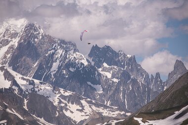 Paraglider über den Alpen | © zooom, Sebastian Marko