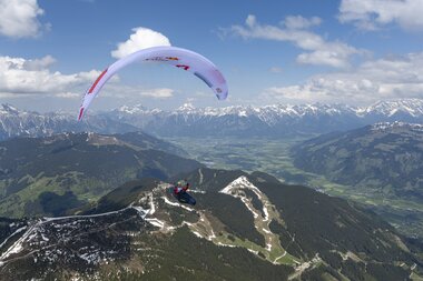 Out and about with a paraglider | © zooom  Felix Wölk