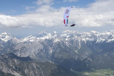 On foot and with the paraglider 1,223 km across the Alps | © zooom  Felix Wölk