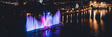 Night view of Lake Zell in Zell am See with colorful water fountains illuminated. | © EXPA, Jürgen Feichter