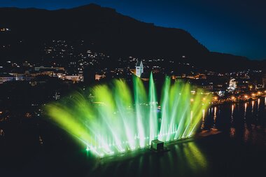 Evening scene at Lake Zell in Zell am See with colorful water and light show on the lake. | © EXPA, Jürgen Feichter