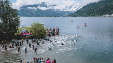 Swimming competition at Trizell on Lake Zell with spectators and boats against a scenic mountain backdrop. | © EXPA, Jürgen Feichter