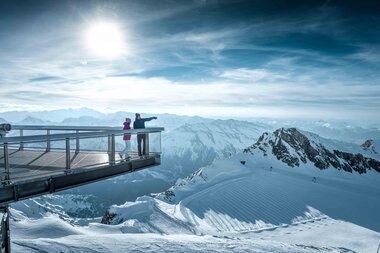 Observation deck above snow-covered mountains with panoramic view of the Alps under a sunny sky. | © Kitzsteinhorn