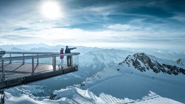 Observation deck above snow-covered mountains with panoramic view of the Alps under a sunny sky. | © Kitzsteinhorn