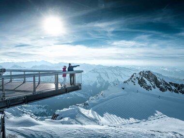 Observation deck above snow-covered mountains with panoramic view of the Alps under a sunny sky. | © Kitzsteinhorn