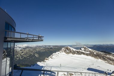 Viewing platform at Kitzsteinhorn with views of snow-covered mountains and the valley below. | © Zell am See-Kaprun Tourismus
