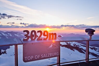 Observation deck at 3029 meters on Kitzsteinhorn with sunset view over the surrounding mountains. | © Kitzsteinhorn 