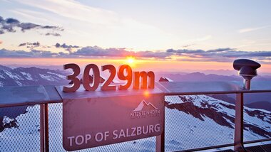 Observation deck at 3029 meters on Kitzsteinhorn with sunset view over the surrounding mountains. | © Kitzsteinhorn 