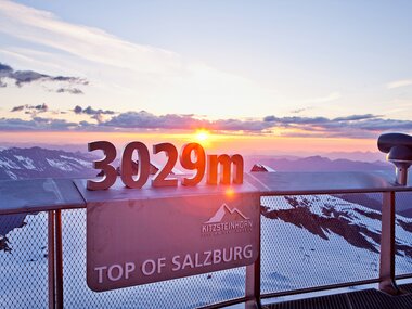 Observation deck at 3029 meters on Kitzsteinhorn with sunset view over the surrounding mountains. | © Kitzsteinhorn 